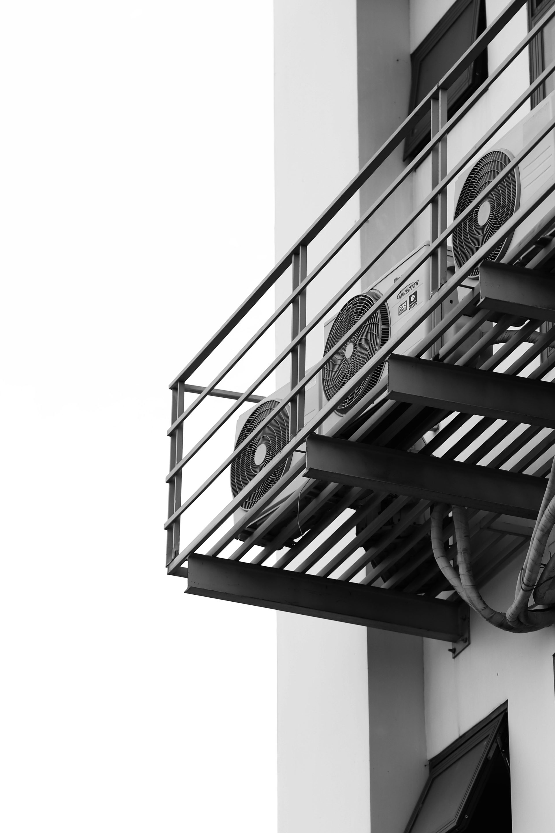 Una fotografía en blanco y negro de un reloj en un edificio.